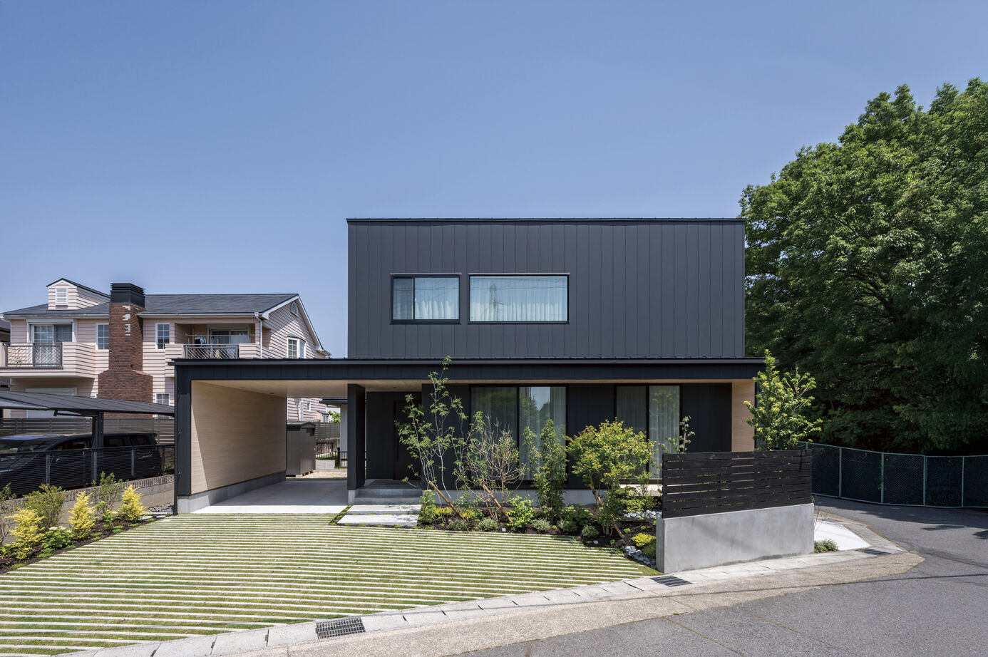 アールギャラリー(アールプランナー) 【2000万円台/40坪台/間取り有】色彩のバランスで創る、シンプルモダン。白の空間に緑景が溶け込む家の建築実例画像1