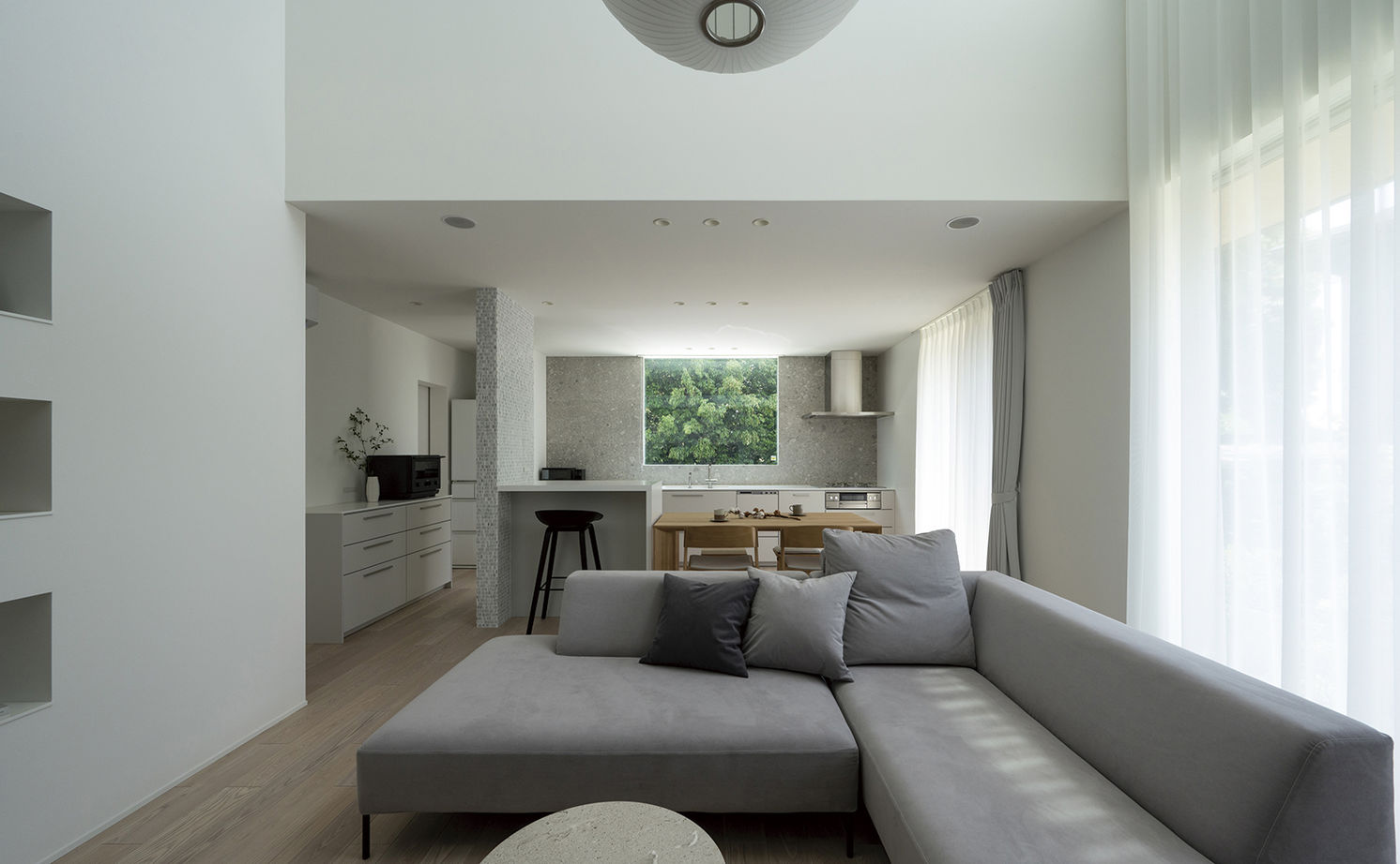 アールギャラリー(アールプランナー) 【2000万円台/40坪台/間取り有】色彩のバランスで創る、シンプルモダン。白の空間に緑景が溶け込む家の建築実例画像4