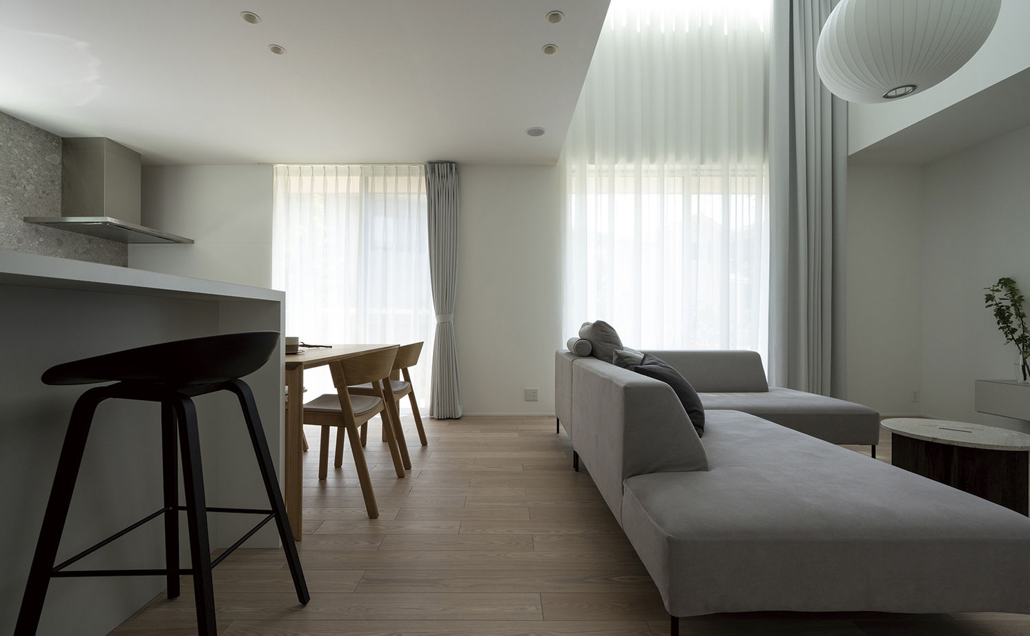 アールギャラリー(アールプランナー) 【2000万円台/40坪台/間取り有】色彩のバランスで創る、シンプルモダン。白の空間に緑景が溶け込む家の建築実例画像7