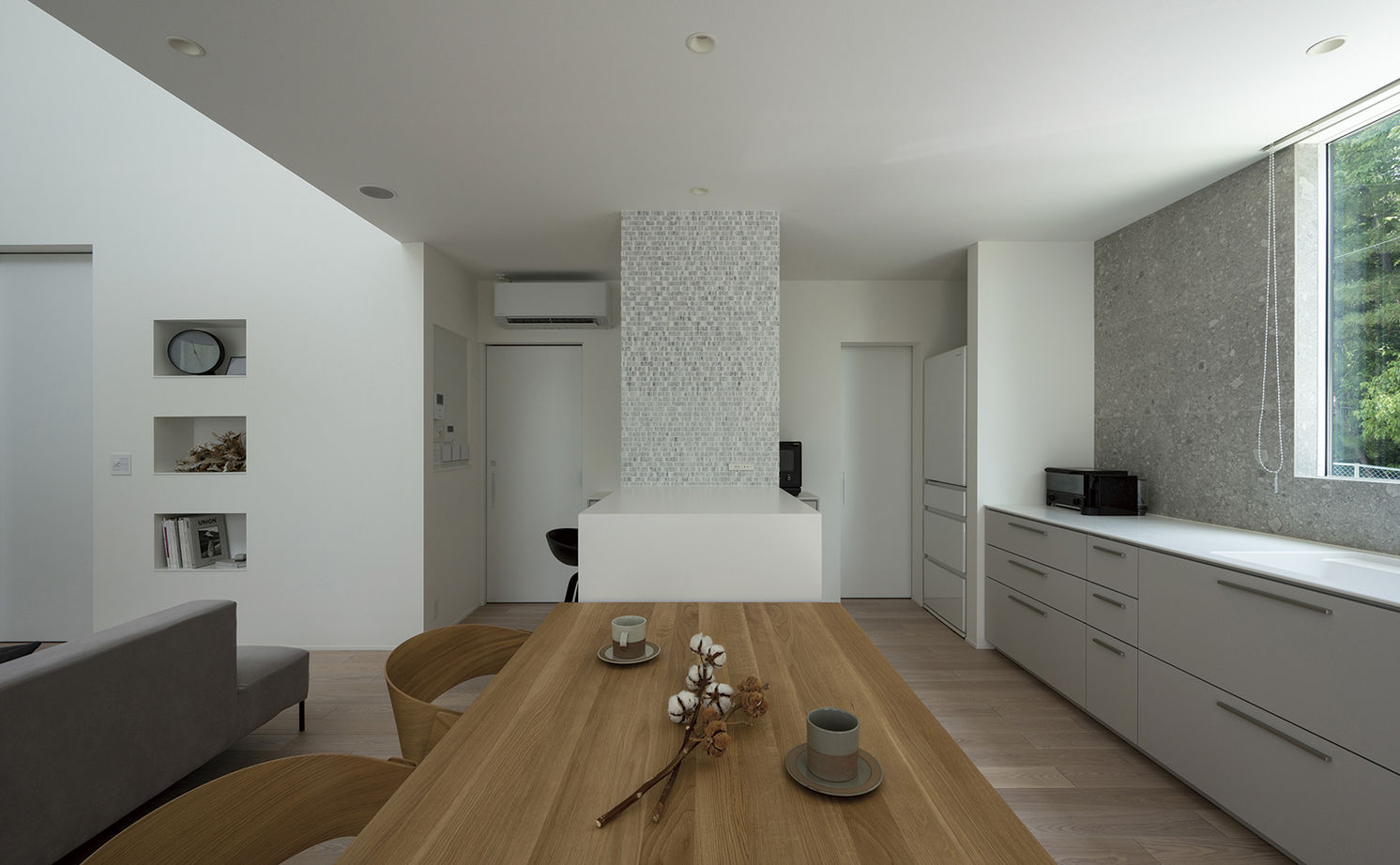 アールギャラリー(アールプランナー) 【2000万円台/40坪台/間取り有】色彩のバランスで創る、シンプルモダン。白の空間に緑景が溶け込む家の建築実例画像8