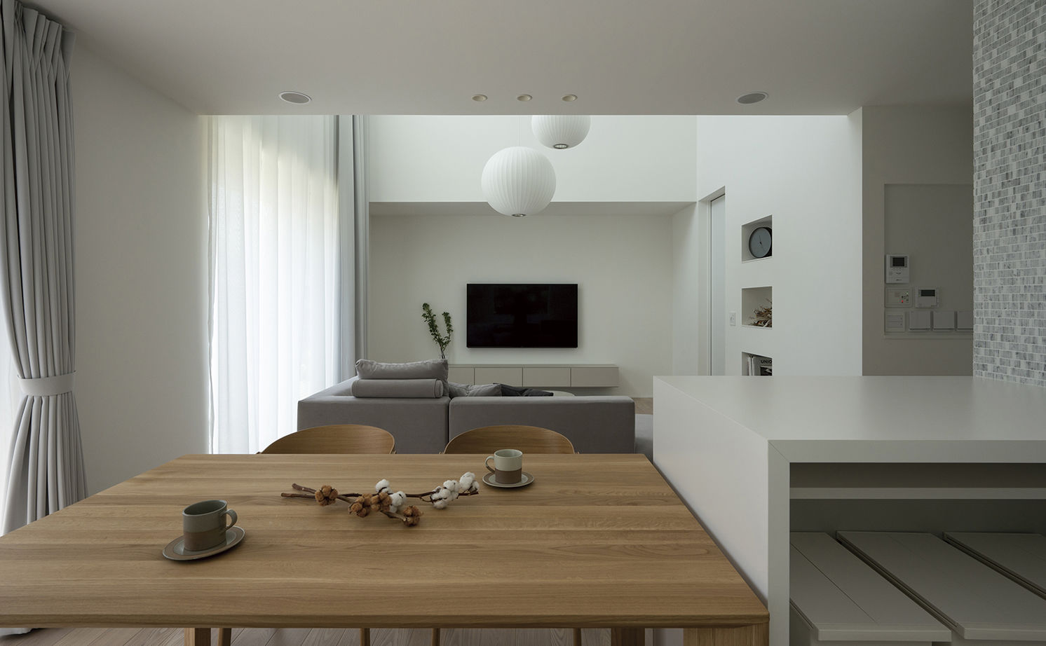 アールギャラリー(アールプランナー) 【2000万円台/40坪台/間取り有】色彩のバランスで創る、シンプルモダン。白の空間に緑景が溶け込む家の建築実例画像9