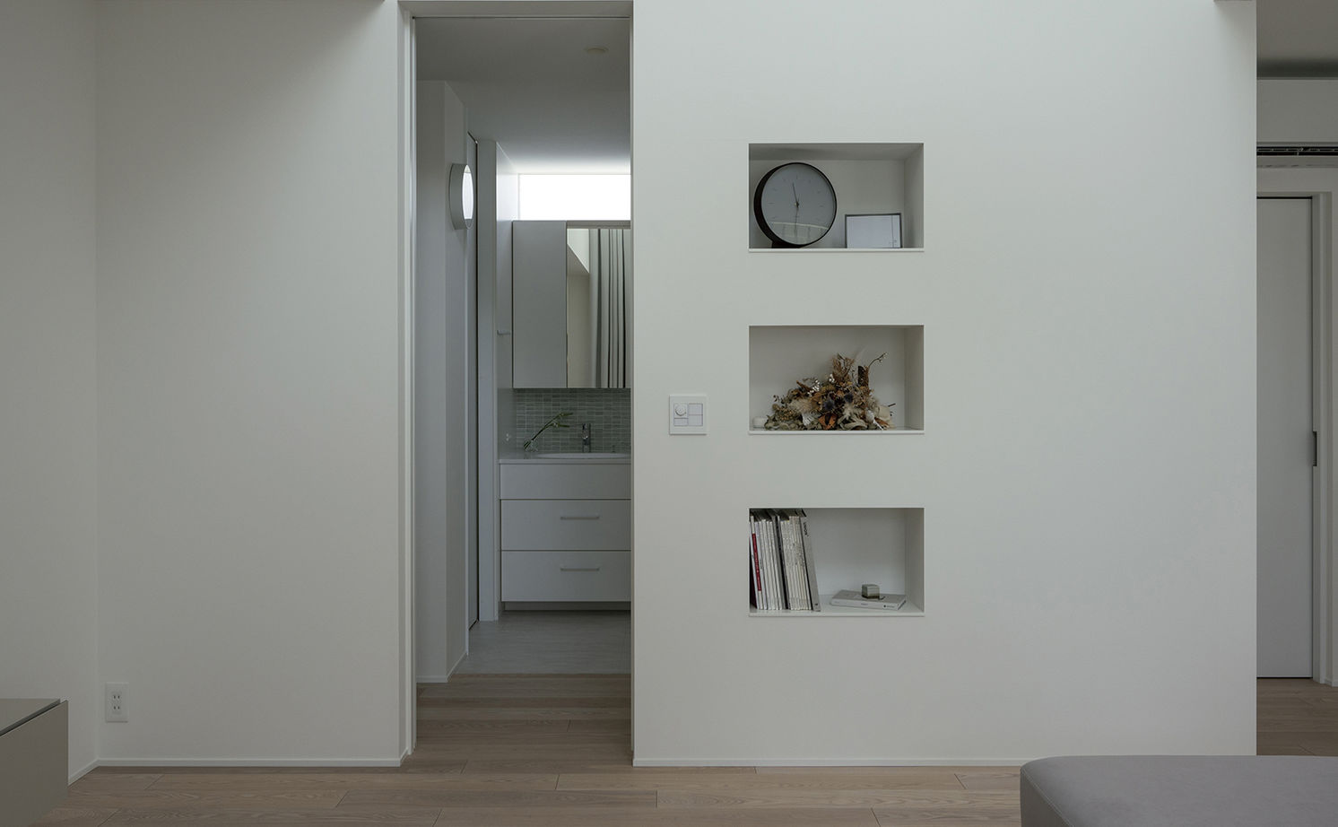 アールギャラリー(アールプランナー) 【2000万円台/40坪台/間取り有】色彩のバランスで創る、シンプルモダン。白の空間に緑景が溶け込む家の建築実例画像15