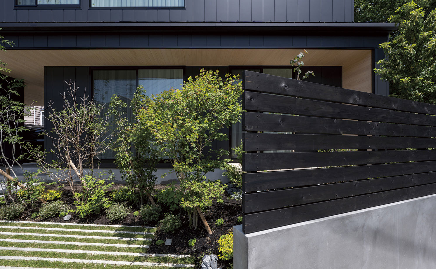 アールギャラリー(アールプランナー) 【2000万円台/40坪台/間取り有】色彩のバランスで創る、シンプルモダン。白の空間に緑景が溶け込む家の建築実例画像17