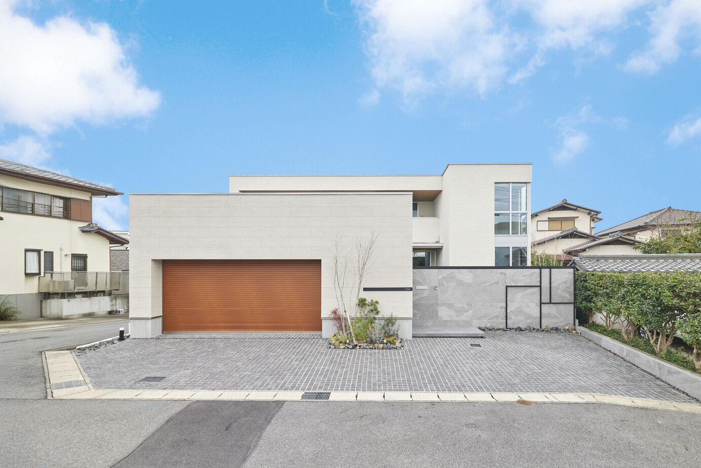 アールギャラリー(アールプランナー) 【ハイグレード/50坪台/間取り図】屋外にも、屋内にも“非日常”を。ビルトインガレージと中庭を楽しむ家の建築実例画像1