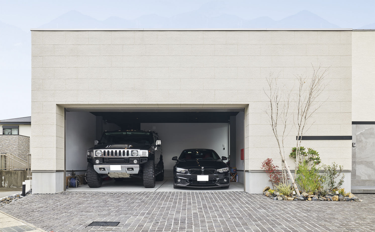 アールギャラリー(アールプランナー) 【ハイグレード/50坪台/間取り図】屋外にも、屋内にも“非日常”を。ビルトインガレージと中庭を楽しむ家の建築実例画像3