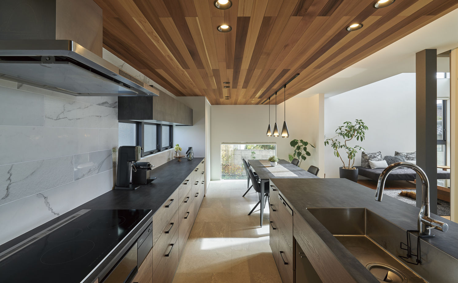 アールギャラリー(アールプランナー) 【ハイグレード/50坪台/間取り図】屋外にも、屋内にも“非日常”を。ビルトインガレージと中庭を楽しむ家の建築実例画像11