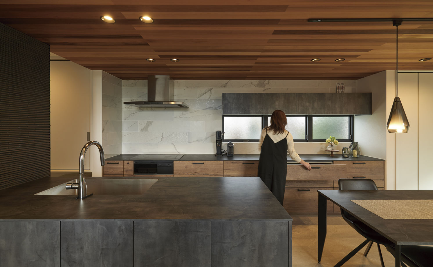 アールギャラリー(アールプランナー) 【ハイグレード/50坪台/間取り図】屋外にも、屋内にも“非日常”を。ビルトインガレージと中庭を楽しむ家の建築実例画像12