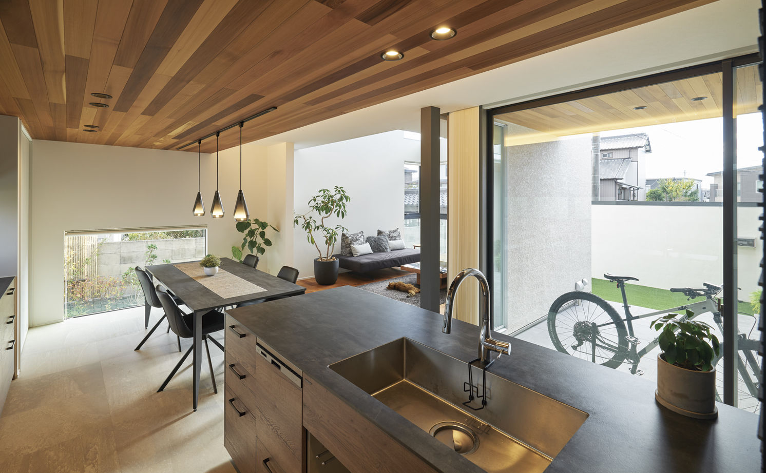 アールギャラリー(アールプランナー) 【ハイグレード/50坪台/間取り図】屋外にも、屋内にも“非日常”を。ビルトインガレージと中庭を楽しむ家の建築実例画像13