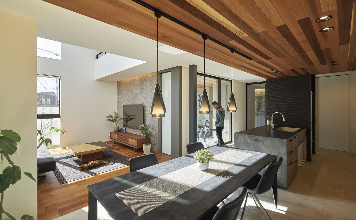 アールギャラリー(アールプランナー) 【ハイグレード/50坪台/間取り図】屋外にも、屋内にも“非日常”を。ビルトインガレージと中庭を楽しむ家の建築実例画像14