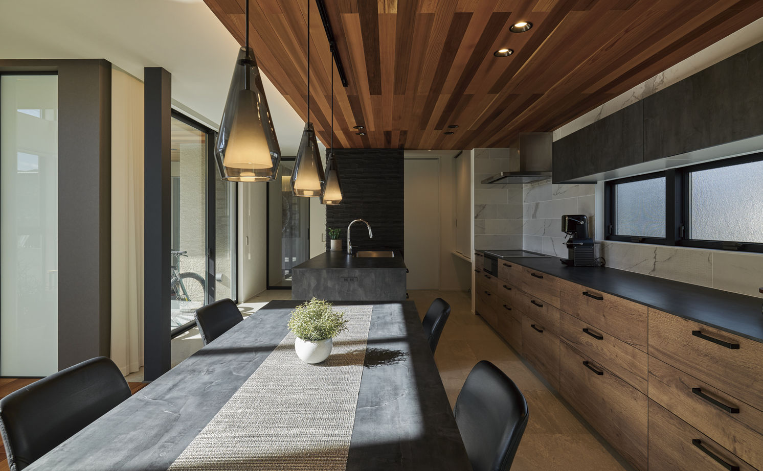 アールギャラリー(アールプランナー) 【ハイグレード/50坪台/間取り図】屋外にも、屋内にも“非日常”を。ビルトインガレージと中庭を楽しむ家の建築実例画像15