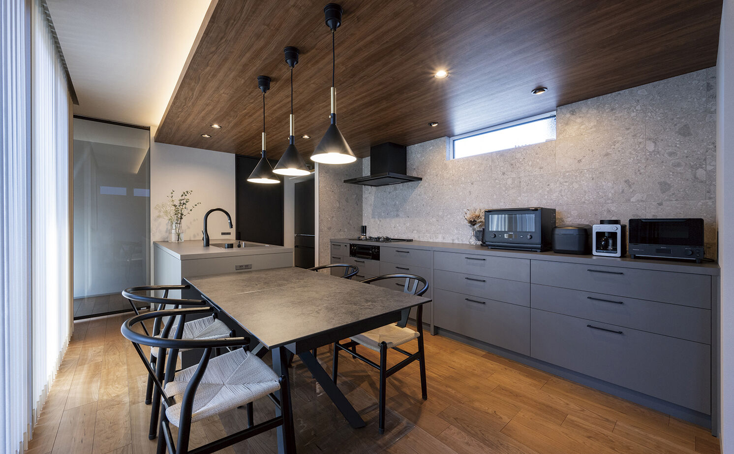 アールギャラリー(アールプランナー) 【3000万円台/30坪台/間取り図】ピットリビング、中庭、屋上庭園を実現。限られた敷地に広がるリゾート空間の建築実例画像5