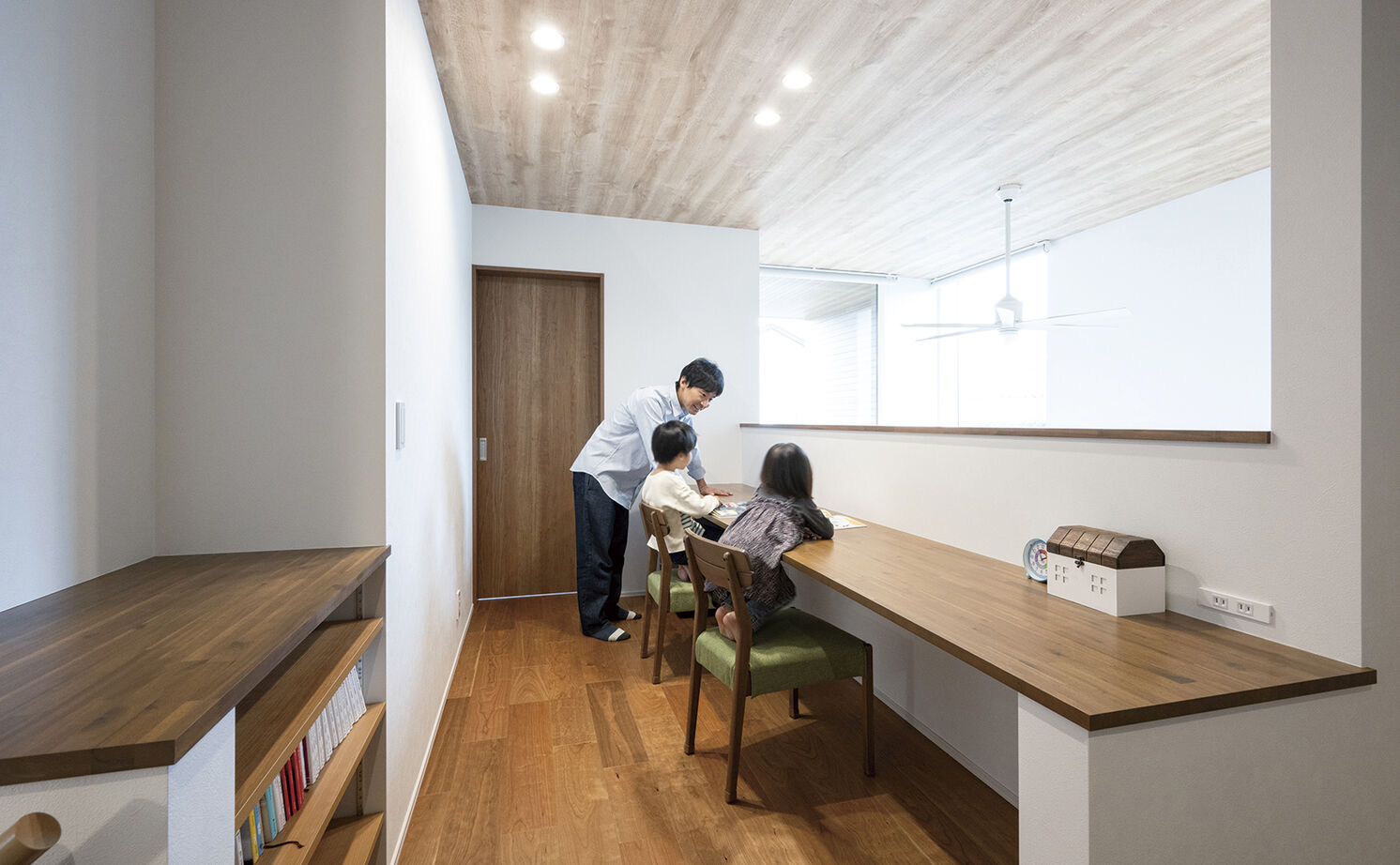 アールギャラリー(アールプランナー) 【2000万円台/35坪台/間取り有】吹抜けリビングで紡ぐ、家族時間。居場所選びが楽しくなる家の建築実例画像11