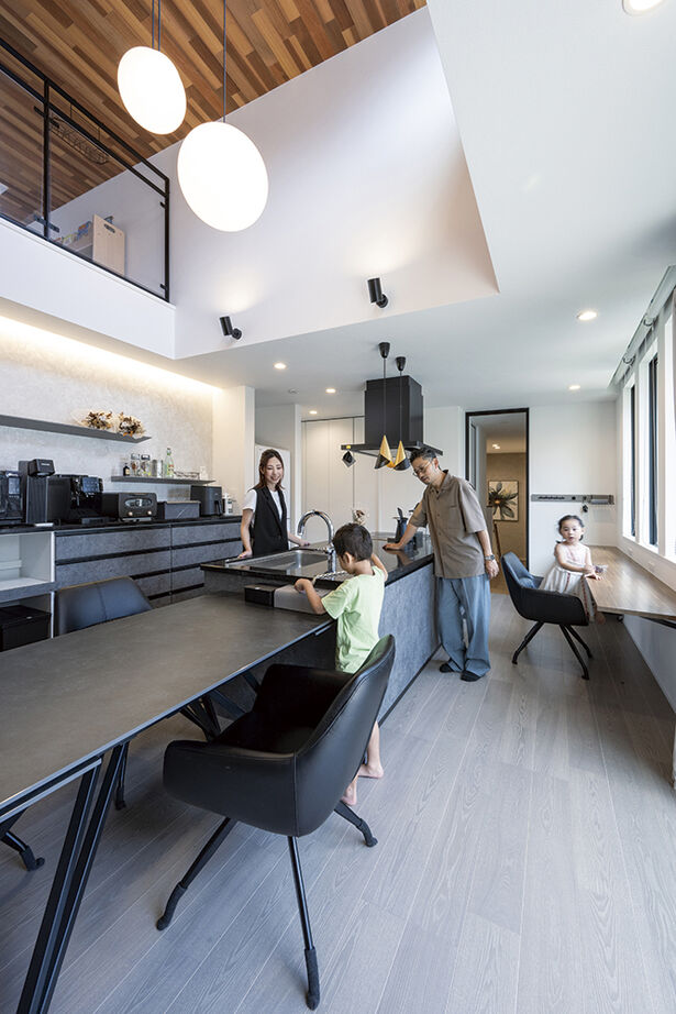 アールギャラリー(アールプランナー) 【二世帯住宅/60坪台/間取り図】家族だけが眺められる中庭のある暮らし。コの字型で造るリゾートな家の建築実例画像2