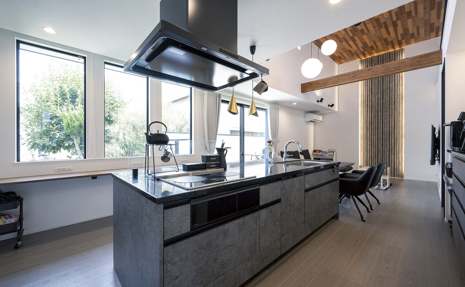 アールギャラリー(アールプランナー) 【二世帯住宅/60坪台/間取り図】家族だけが眺められる中庭のある暮らし。コの字型で造るリゾートな家の建築実例画像6