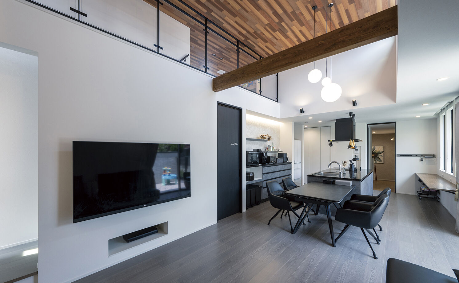 アールギャラリー(アールプランナー) 【二世帯住宅/60坪台/間取り図】家族だけが眺められる中庭のある暮らし。コの字型で造るリゾートな家の建築実例画像8