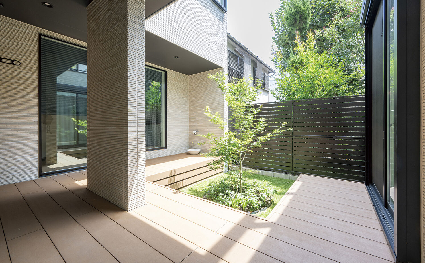 アールギャラリー(アールプランナー) 【二世帯住宅/60坪台/間取り図】家族だけが眺められる中庭のある暮らし。コの字型で造るリゾートな家の建築実例画像13