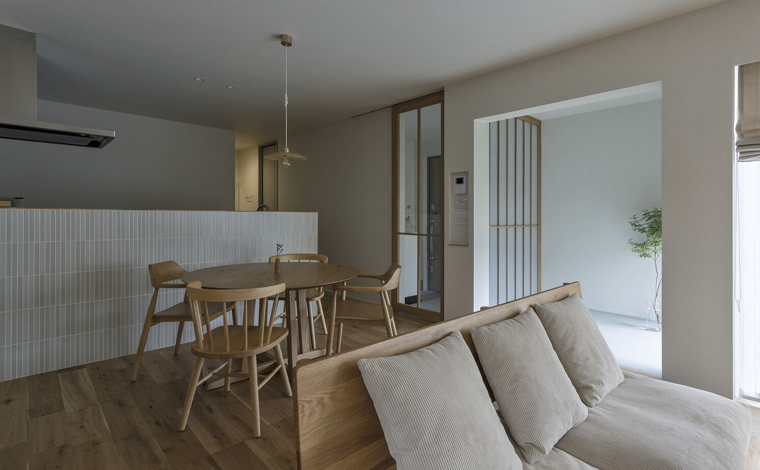 アールギャラリー(アールプランナー) 【2000万円台/32坪台/間取り有】旅先での寛ぎを、我が家に。造作建具で磨く、和モダン空間の建築実例画像5