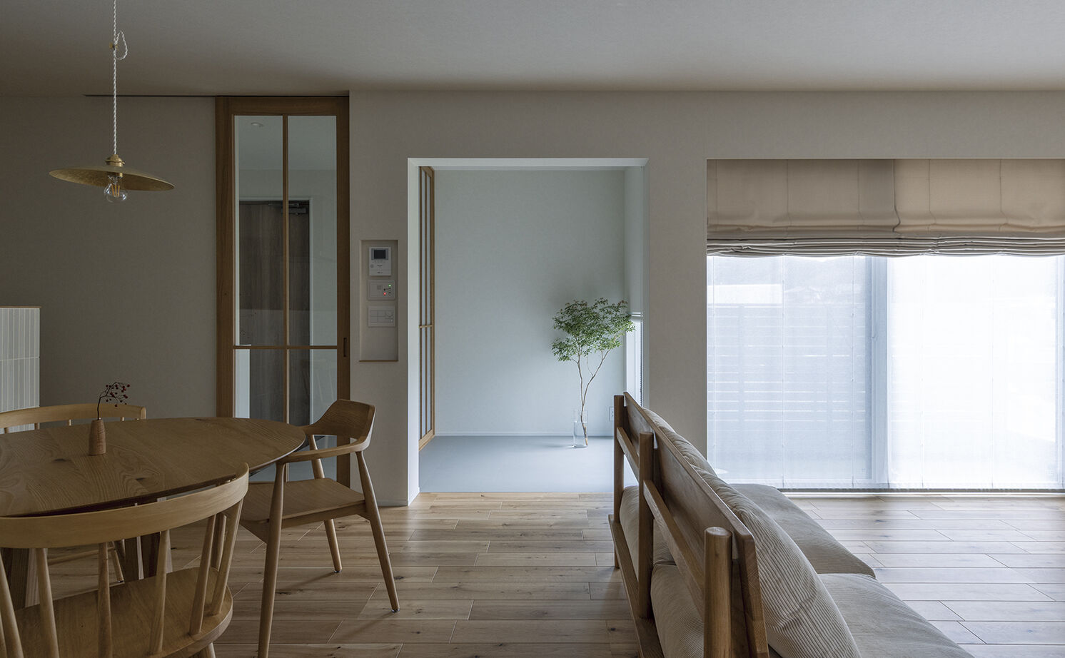 アールギャラリー(アールプランナー) 【2000万円台/32坪台/間取り有】旅先での寛ぎを、我が家に。造作建具で磨く、和モダン空間の建築実例画像6