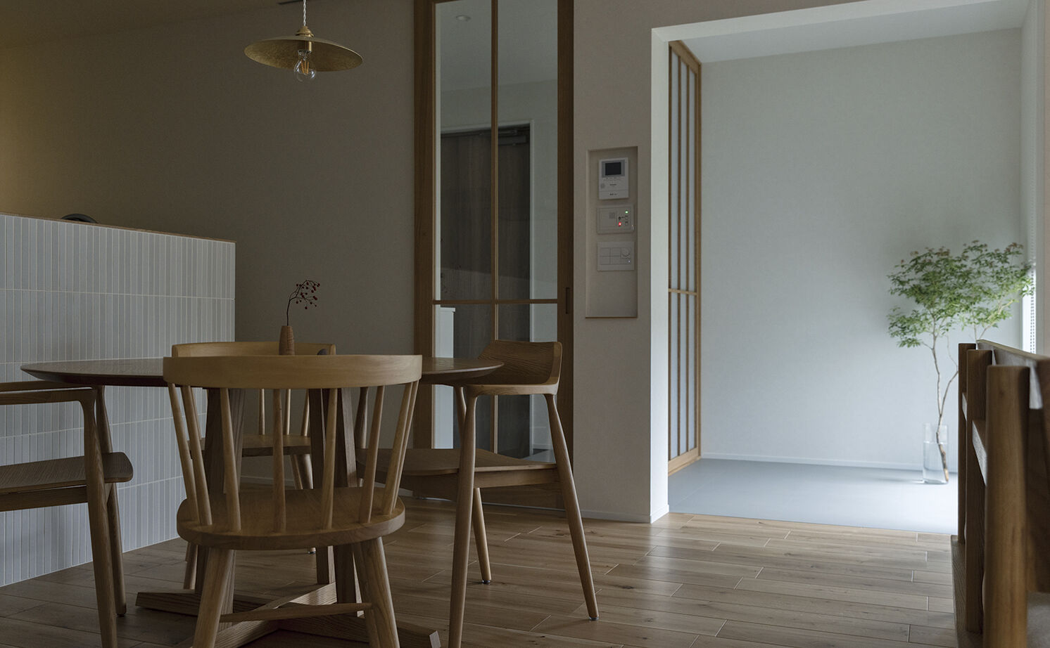 アールギャラリー(アールプランナー) 【2000万円台/32坪台/間取り有】旅先での寛ぎを、我が家に。造作建具で磨く、和モダン空間の建築実例画像16