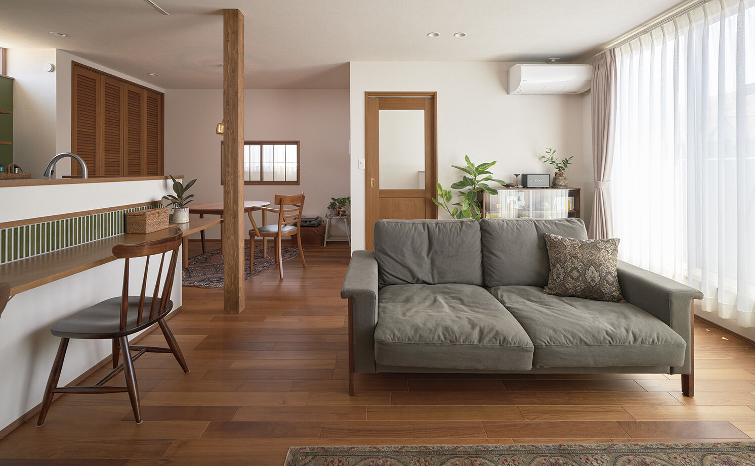 アールギャラリー(アールプランナー) 【2000万円台/31坪台/間取り有】木の温もりでできたクラシックモダンの2階LDK。飾りを楽しむ、器のような家の建築実例画像2