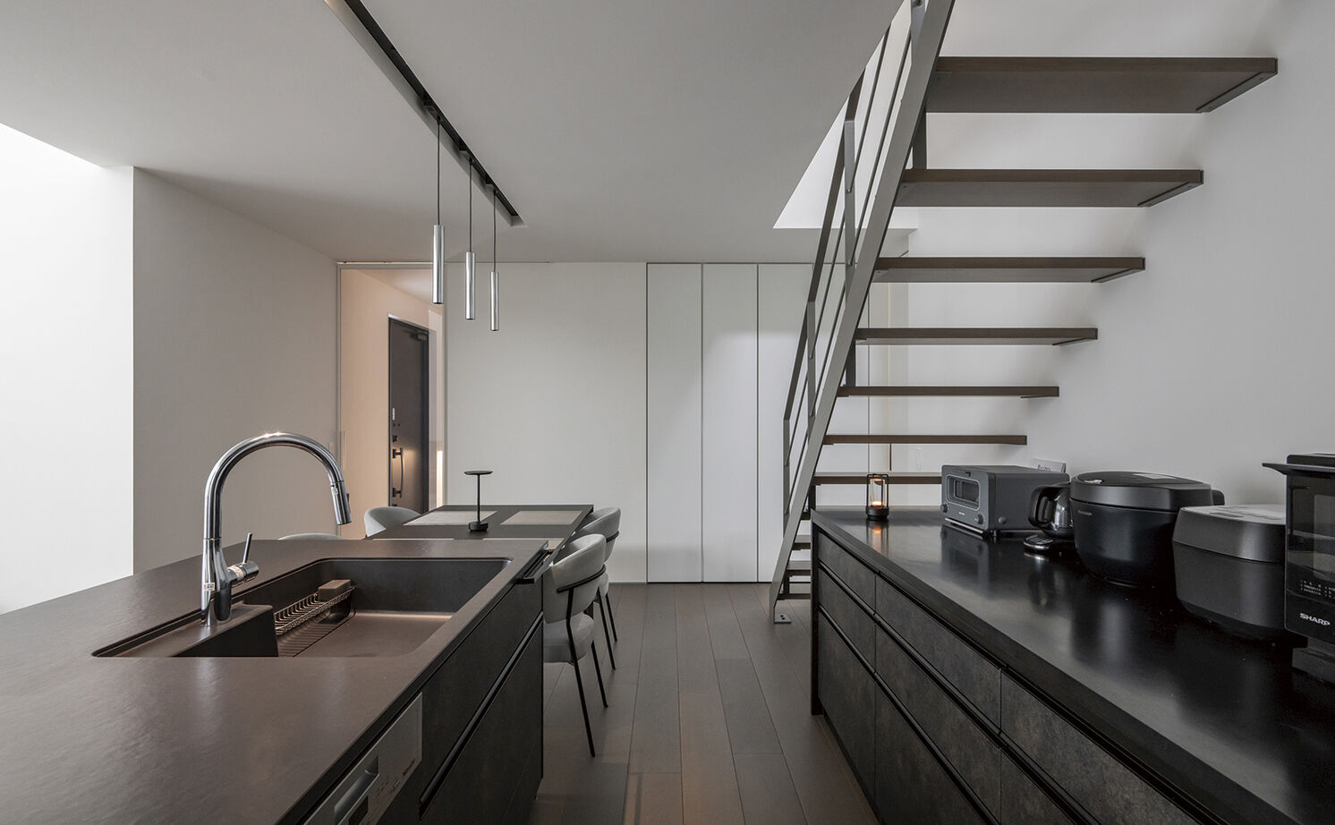 アールギャラリー(アールプランナー) 【3000万円台/30坪台/間取り図】素材使いとスタイリングの妙で、ホテルライクな暮らしを楽しむ家の建築実例画像7