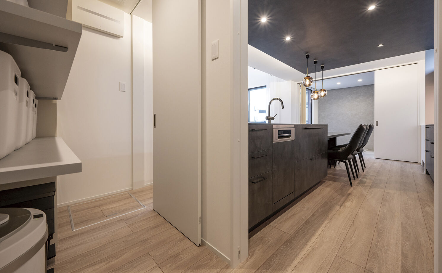 アールギャラリー(アールプランナー) 【3000万円台/40坪台/間取り図】5ｍ超の吹抜けリビング×回遊動線。非日常と日常が交差する家の建築実例画像11