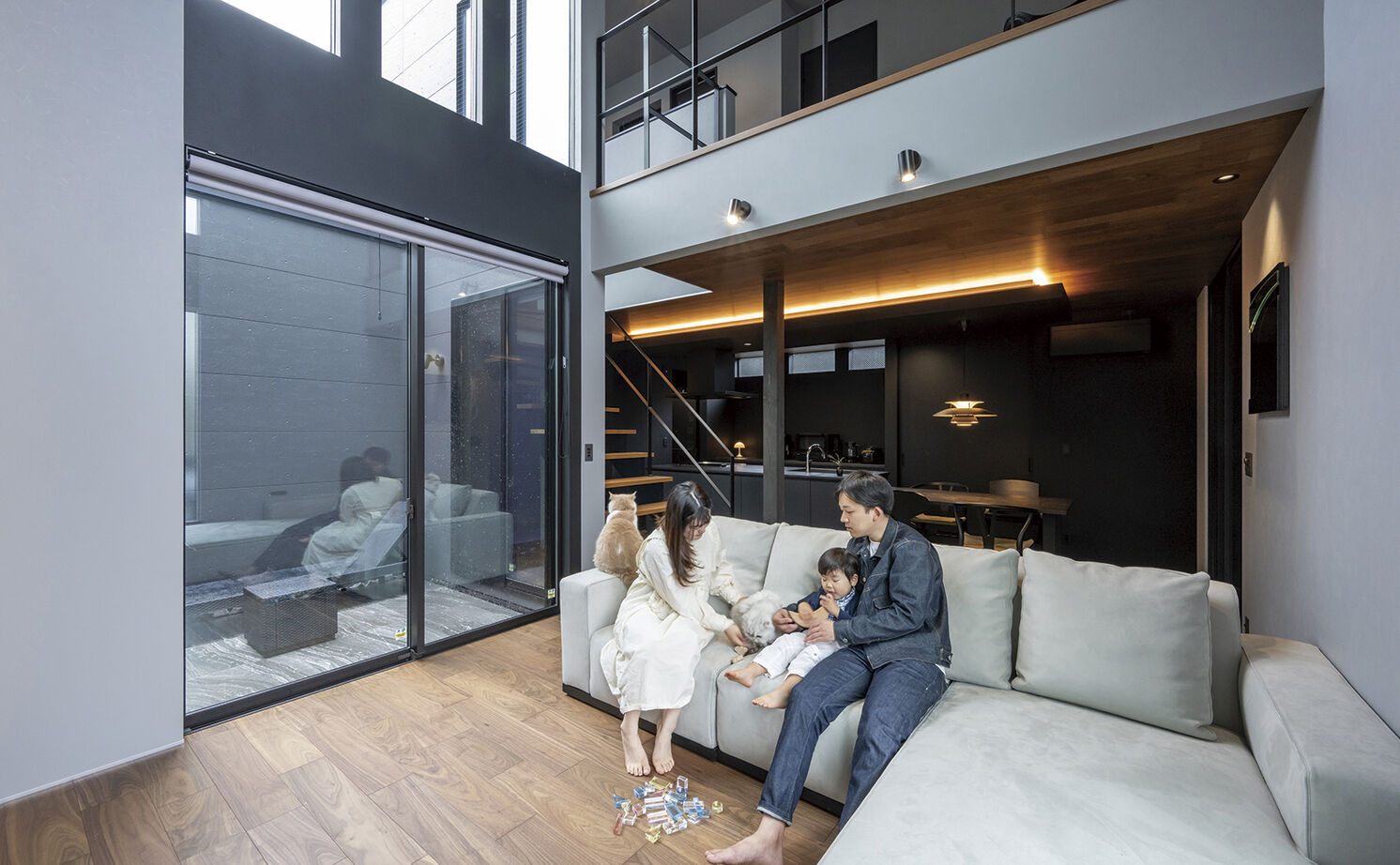 アールギャラリー(アールプランナー) 【3000万円台/30坪台/間取り図】吹抜け×中庭×シースルー階段。駅近立地を感じさせない、リゾート空間の建築実例画像4