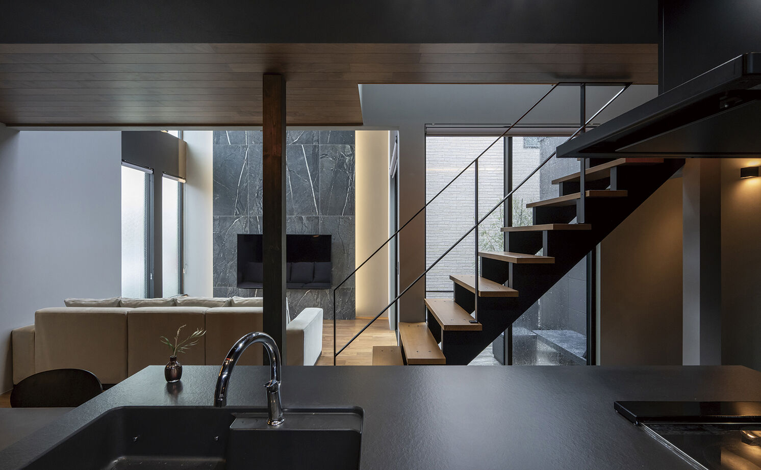 アールギャラリー(アールプランナー) 【3000万円台/30坪台/間取り図】吹抜け×中庭×シースルー階段。駅近立地を感じさせない、リゾート空間の建築実例画像11