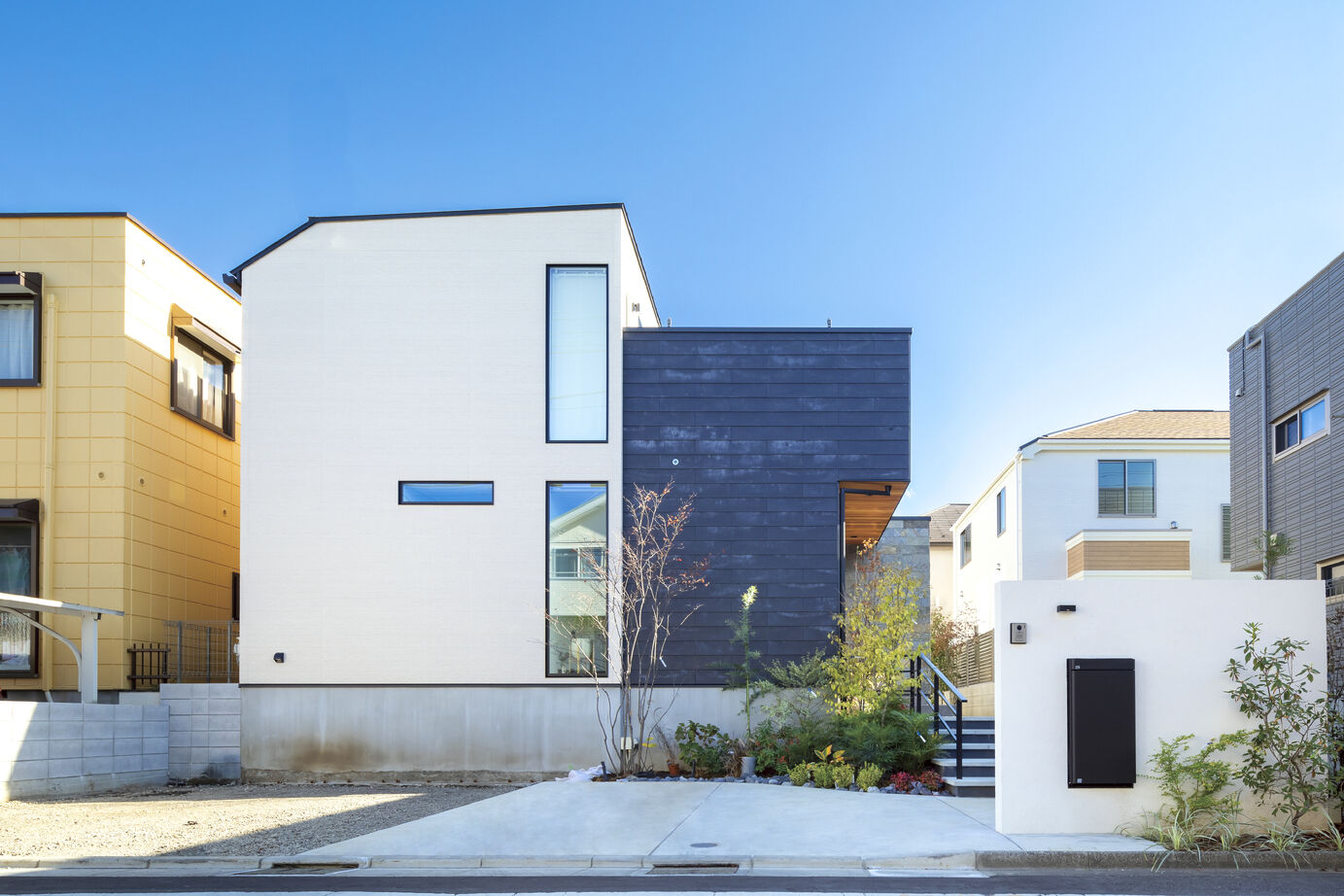 アールギャラリー(アールプランナー) 【3000万円台/2階建て/40坪台/間取り図】立地条件に左右されない、コートプラン。南面を閉じても明るい家の建築実例画像