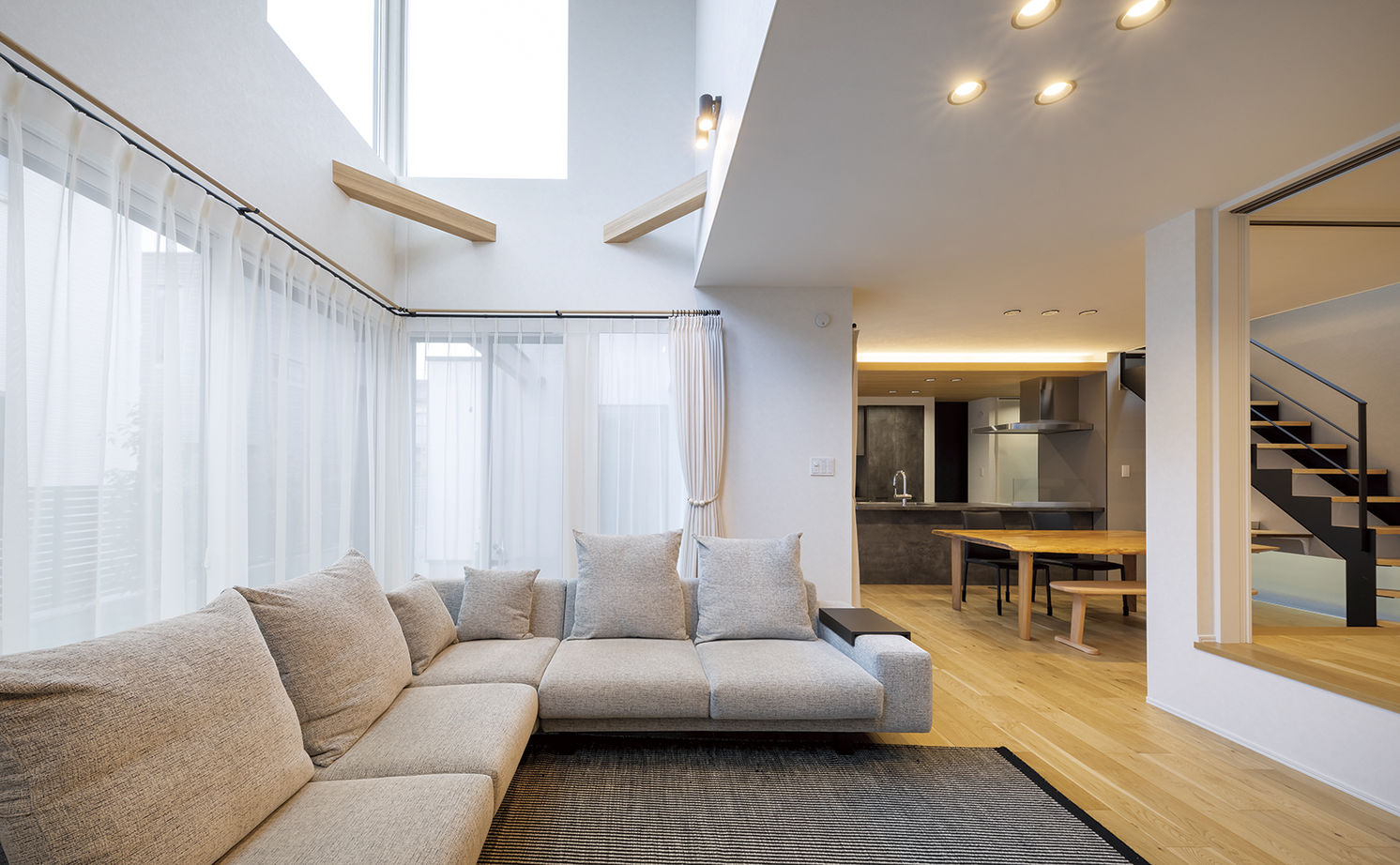 アールギャラリー(アールプランナー) 【3000万円台/2階建て/40坪台/間取り図】立地条件に左右されない、コートプラン。南面を閉じても明るい家の建築実例画像2