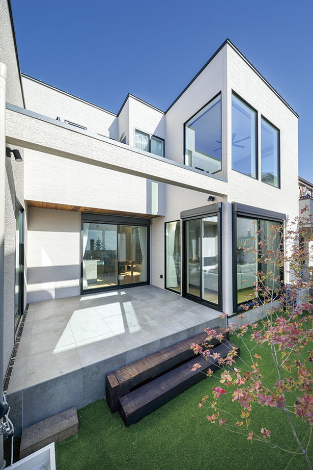 アールギャラリー(アールプランナー) 【3000万円台/2階建て/40坪台/間取り図】立地条件に左右されない、コートプラン。南面を閉じても明るい家の建築実例画像3