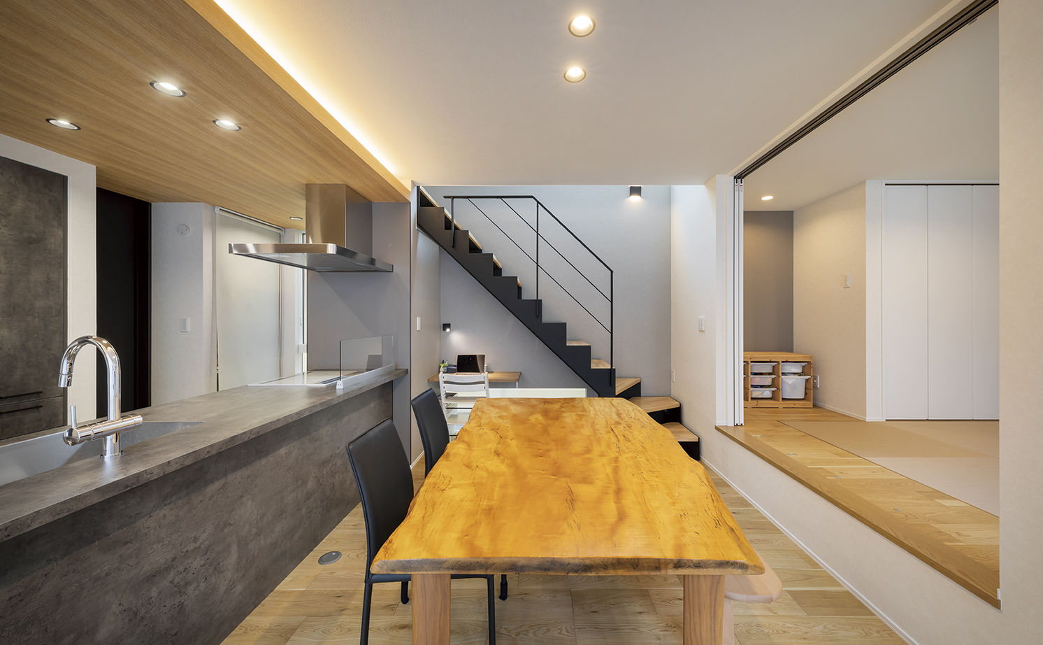 アールギャラリー(アールプランナー) 【3000万円台/2階建て/40坪台/間取り図】立地条件に左右されない、コートプラン。南面を閉じても明るい家の建築実例画像9