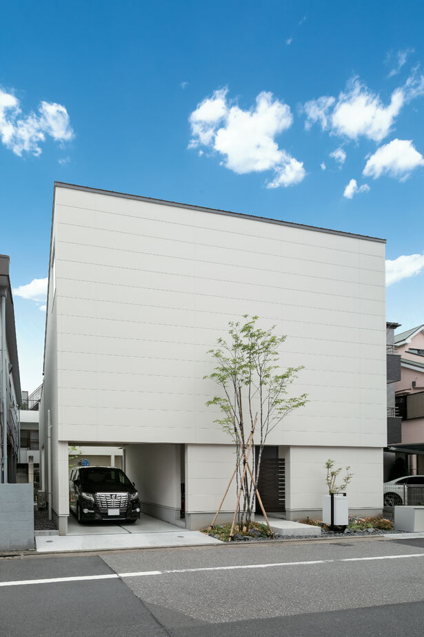 アールギャラリー(アールプランナー) 【4000万円台/2階建て/ビルトインガレージ/中庭/コの字型/間取り図】吹抜け土間＆リビングで遊び心を育む家の建築実例画像