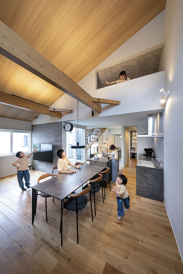 アールギャラリー(アールプランナー) 【4000万円台/2階建て/ビルトインガレージ/中庭/コの字型/間取り図】吹抜け土間＆リビングで遊び心を育む家の建築実例画像2