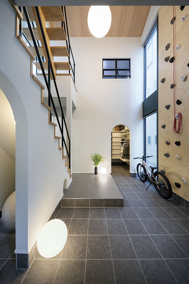 アールギャラリー(アールプランナー) 【4000万円台/2階建て/ビルトインガレージ/中庭/コの字型/間取り図】吹抜け土間＆リビングで遊び心を育む家の建築実例画像4