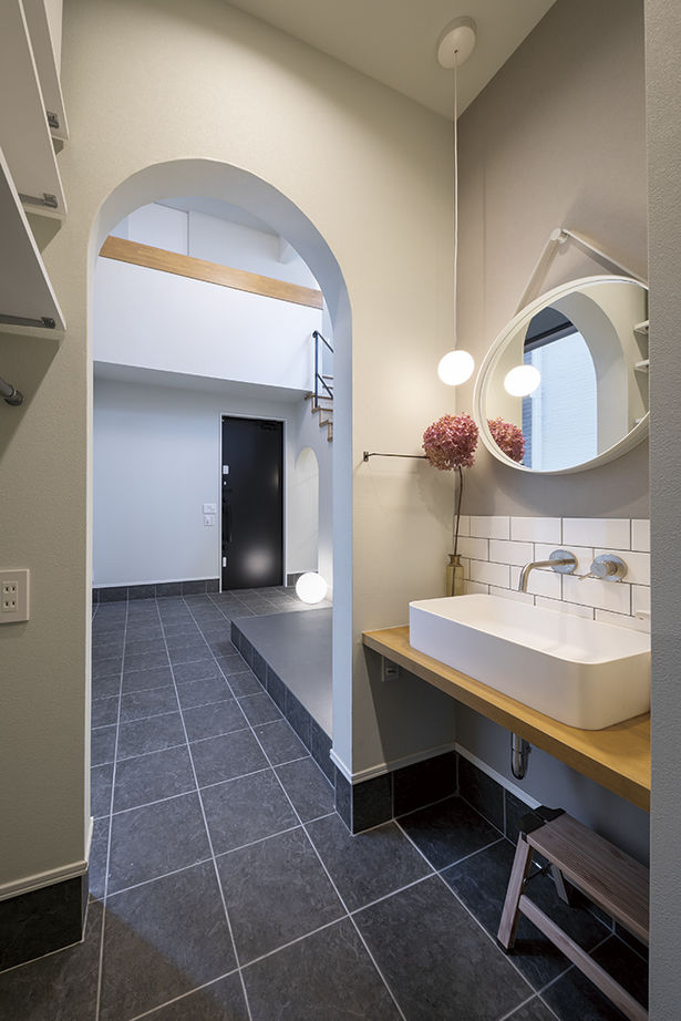 アールギャラリー(アールプランナー) 【4000万円台/2階建て/ビルトインガレージ/中庭/コの字型/間取り図】吹抜け土間＆リビングで遊び心を育む家の建築実例画像6