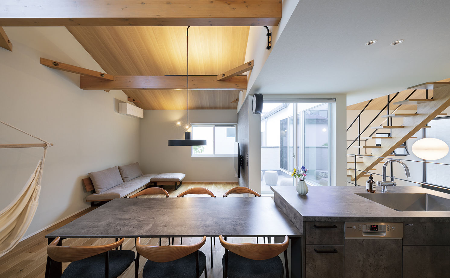 アールギャラリー(アールプランナー) 【4000万円台/2階建て/ビルトインガレージ/中庭/コの字型/間取り図】吹抜け土間＆リビングで遊び心を育む家の建築実例画像9