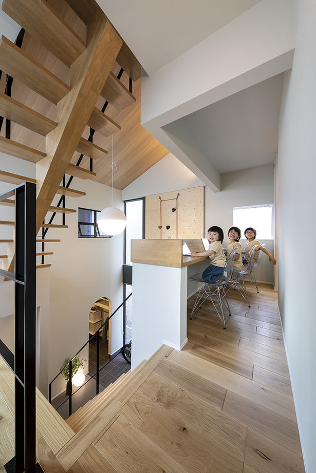 アールギャラリー(アールプランナー) 【4000万円台/2階建て/ビルトインガレージ/中庭/コの字型/間取り図】吹抜け土間＆リビングで遊び心を育む家の建築実例画像11