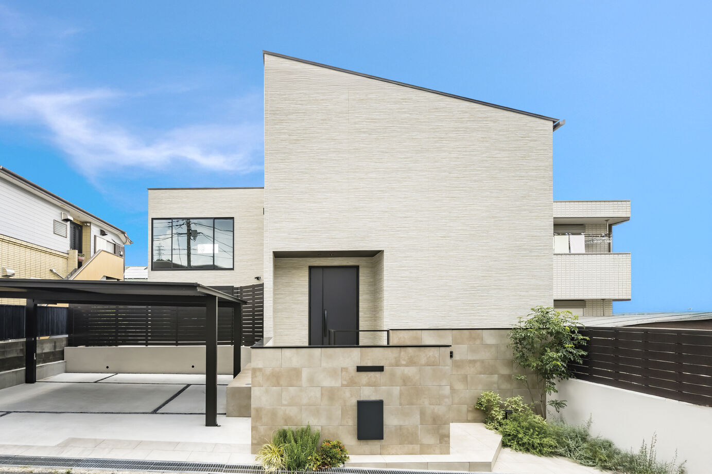 アールギャラリー(アールプランナー) 【3000万円台/47坪台/間取り図】5ｍ超の吹抜けリビング×家事ラク動線。ホテルライクと実用性の両立空間の建築実例画像