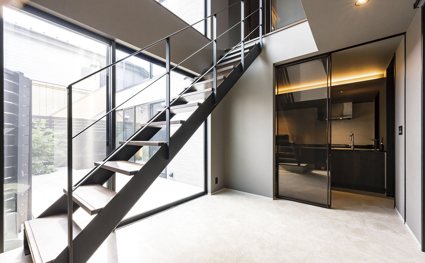 アールギャラリー(アールプランナー) 【3000万円台/47坪台/間取り図】5ｍ超の吹抜けリビング×家事ラク動線。ホテルライクと実用性の両立空間の建築実例画像4