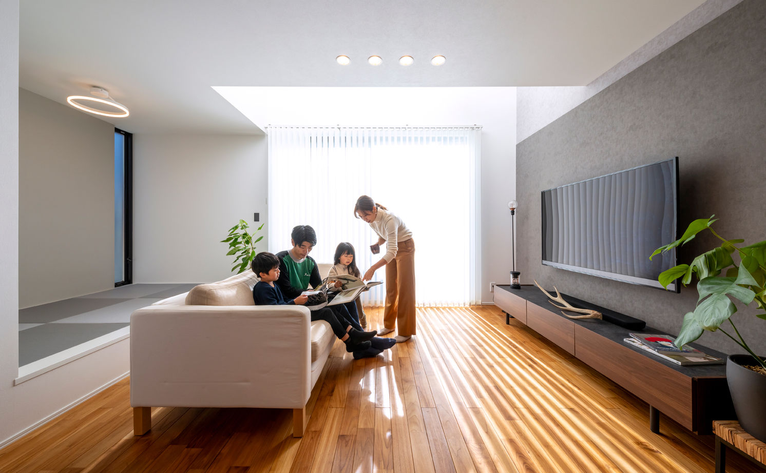 アールギャラリー(アールプランナー) 【2000万円台/30坪台/間取り図】吹抜け×快適動線で、面積以上の広がりを。都市生活で非日常を満喫する家の建築実例画像2