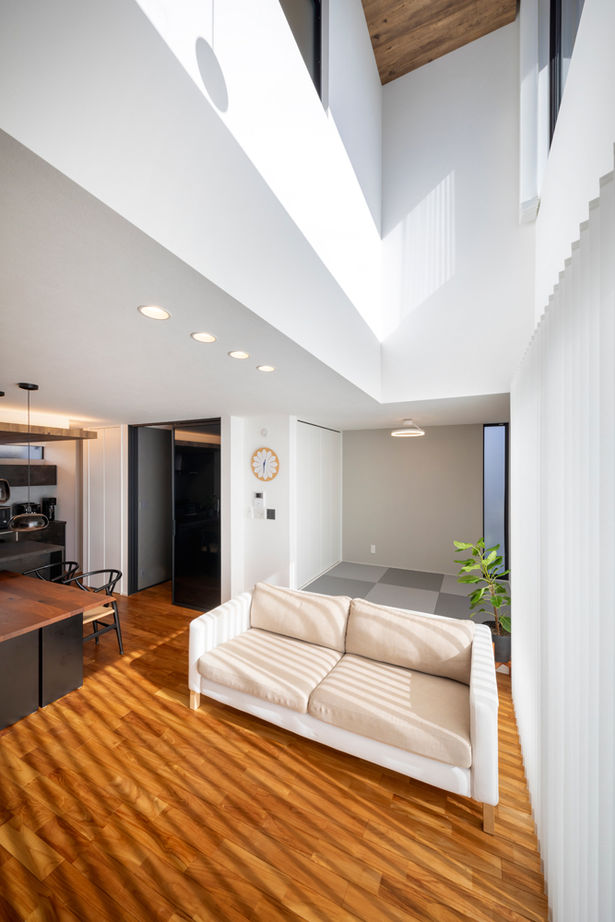 アールギャラリー(アールプランナー) 【2000万円台/30坪台/間取り図】吹抜け×快適動線で、面積以上の広がりを。都市生活で非日常を満喫する家の建築実例画像5