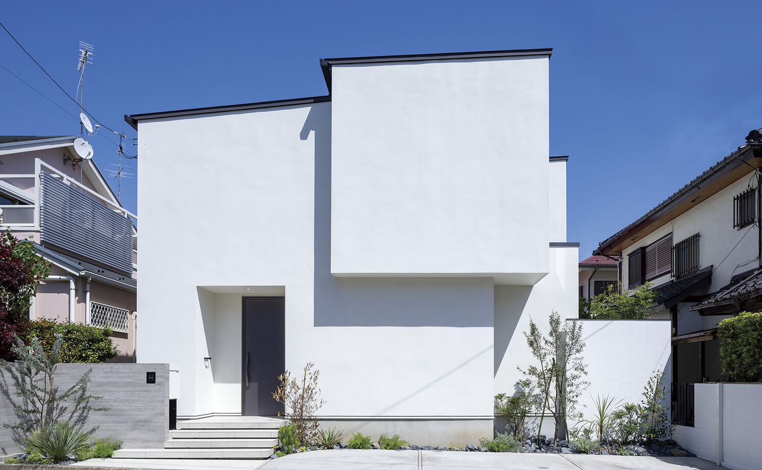 アールギャラリー(アールプランナー) 【3000万円台/シンプルモダン/30坪台/間取り図】カーテンのいらない都市生活。テラスを囲む、コの字型の家の建築実例画像