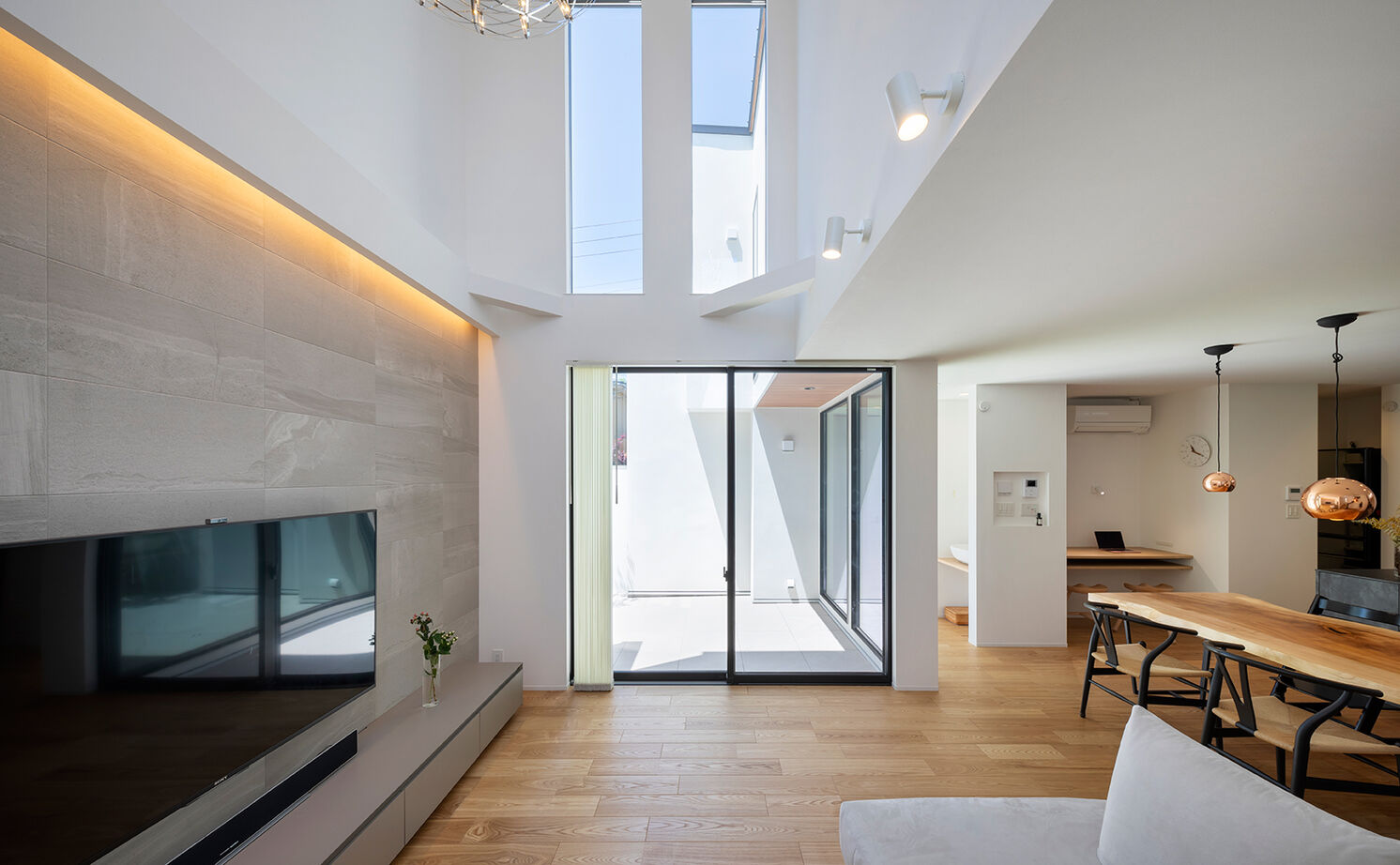 アールギャラリー(アールプランナー) 【3000万円台/シンプルモダン/30坪台/間取り図】カーテンのいらない都市生活。テラスを囲む、コの字型の家の建築実例画像2