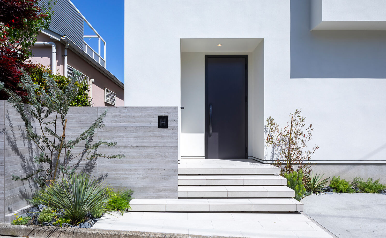 アールギャラリー(アールプランナー) 【3000万円台/シンプルモダン/30坪台/間取り図】カーテンのいらない都市生活。テラスを囲む、コの字型の家の建築実例画像3