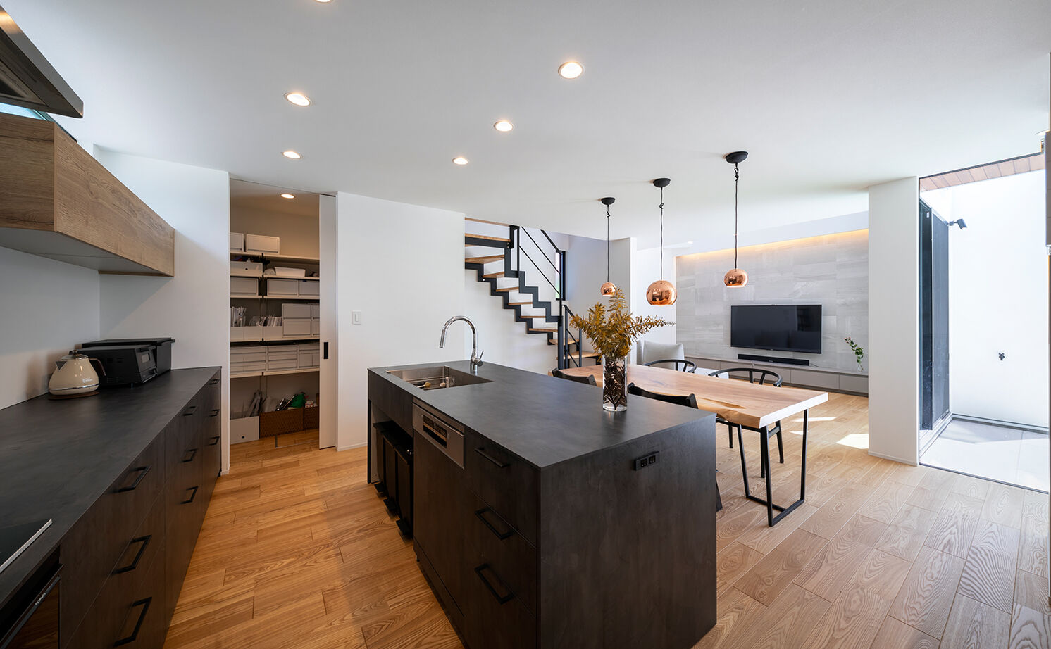 アールギャラリー(アールプランナー) 【3000万円台/シンプルモダン/30坪台/間取り図】カーテンのいらない都市生活。テラスを囲む、コの字型の家の建築実例画像9