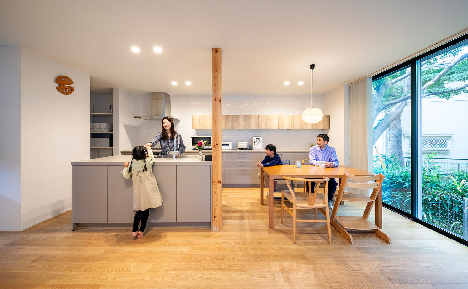 アールギャラリー(アールプランナー) 【2000万円台/29坪台/間取り図】限られた敷地を活かす設計術。ウッドデッキと緑景で、面積以上の開放感をの建築実例画像2