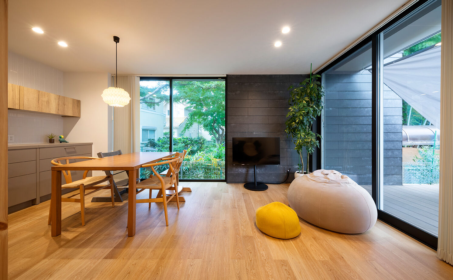 アールギャラリー(アールプランナー) 【2000万円台/29坪台/間取り図】限られた敷地を活かす設計術。ウッドデッキと緑景で、面積以上の開放感をの建築実例画像3