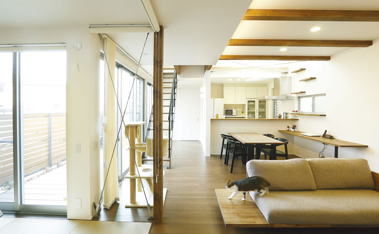 アールギャラリー(アールプランナー) 【2000万円台/2階建て/30坪台/間取り図】南面を閉じる逆転の発想。吹き抜けと中庭のある期待以上の家にの建築実例画像2