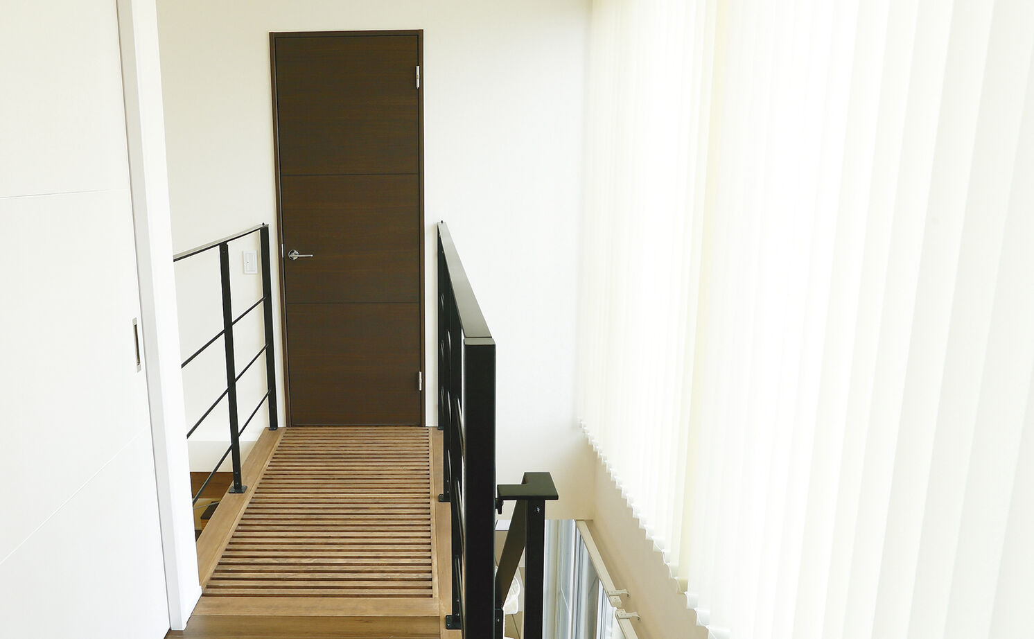 アールギャラリー(アールプランナー) 【2000万円台/2階建て/30坪台/間取り図】南面を閉じる逆転の発想。吹き抜けと中庭のある期待以上の家にの建築実例画像8